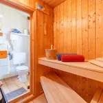 4 Personen Mit Sauna, Kaminofen Und Einen Wunderschцnen Garten Mit Terrasse In *