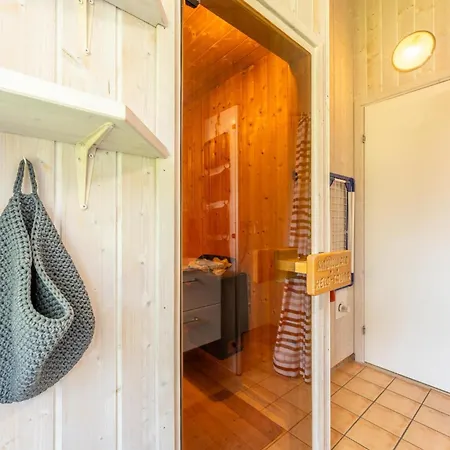 4 Personen Mit Sauna, Kaminofen Und Einen Wunderschцnen Garten Mit Terrasse In